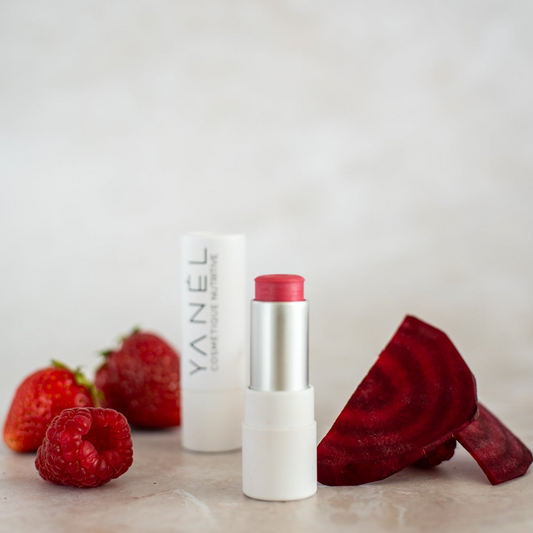 Rouge à lèvres, batôn universel, fard à joues.