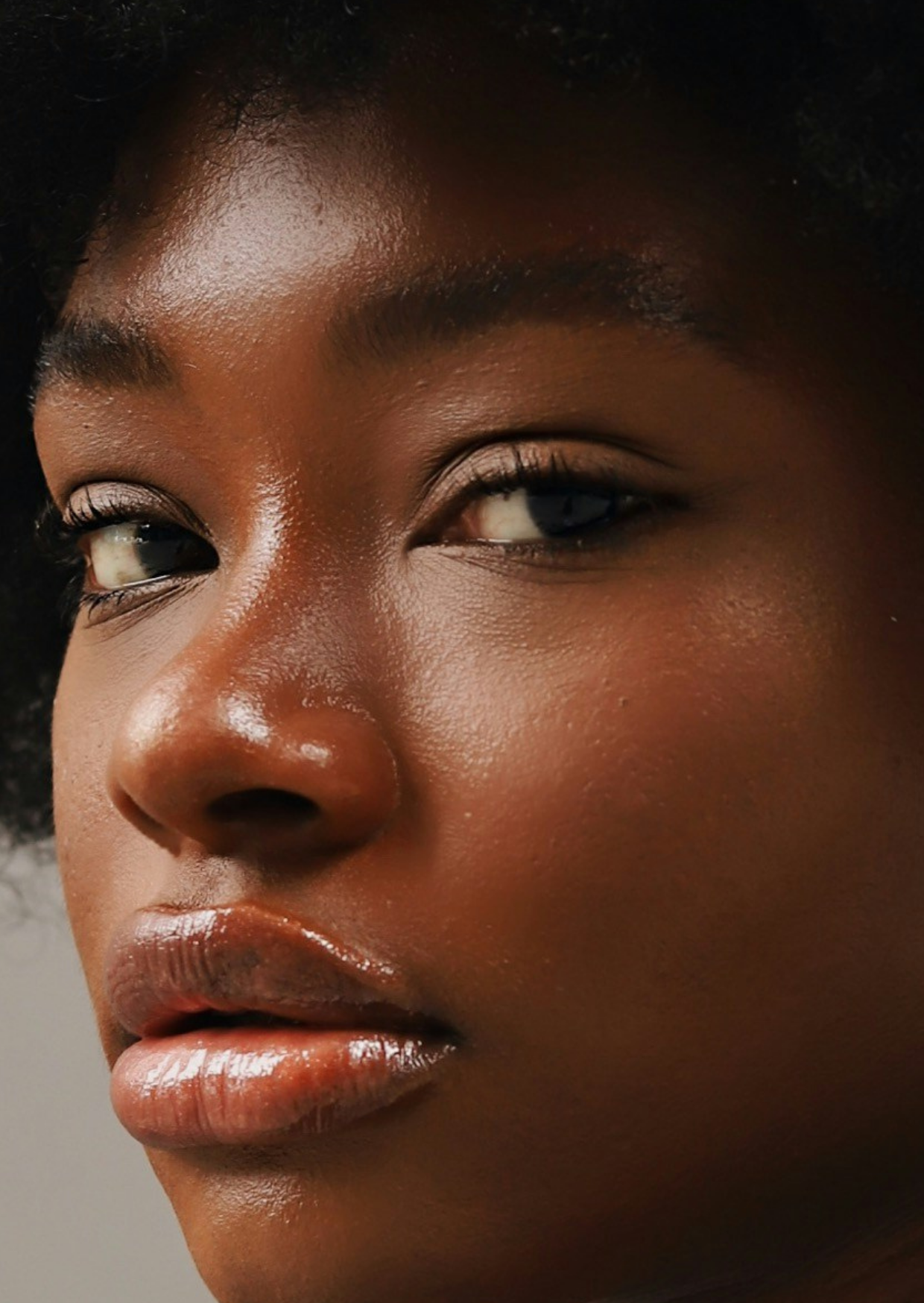 femme maquillé peau foncé