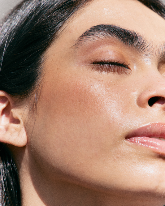 Peau hydratée, femme au maquillage naturel d'été