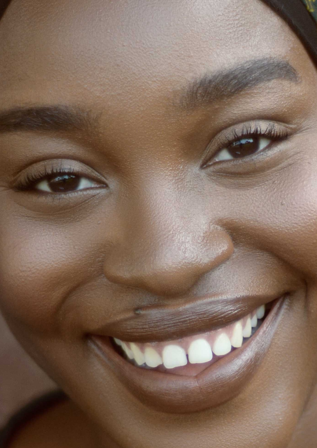 femme maquillée avec fond de teint peau foncé 