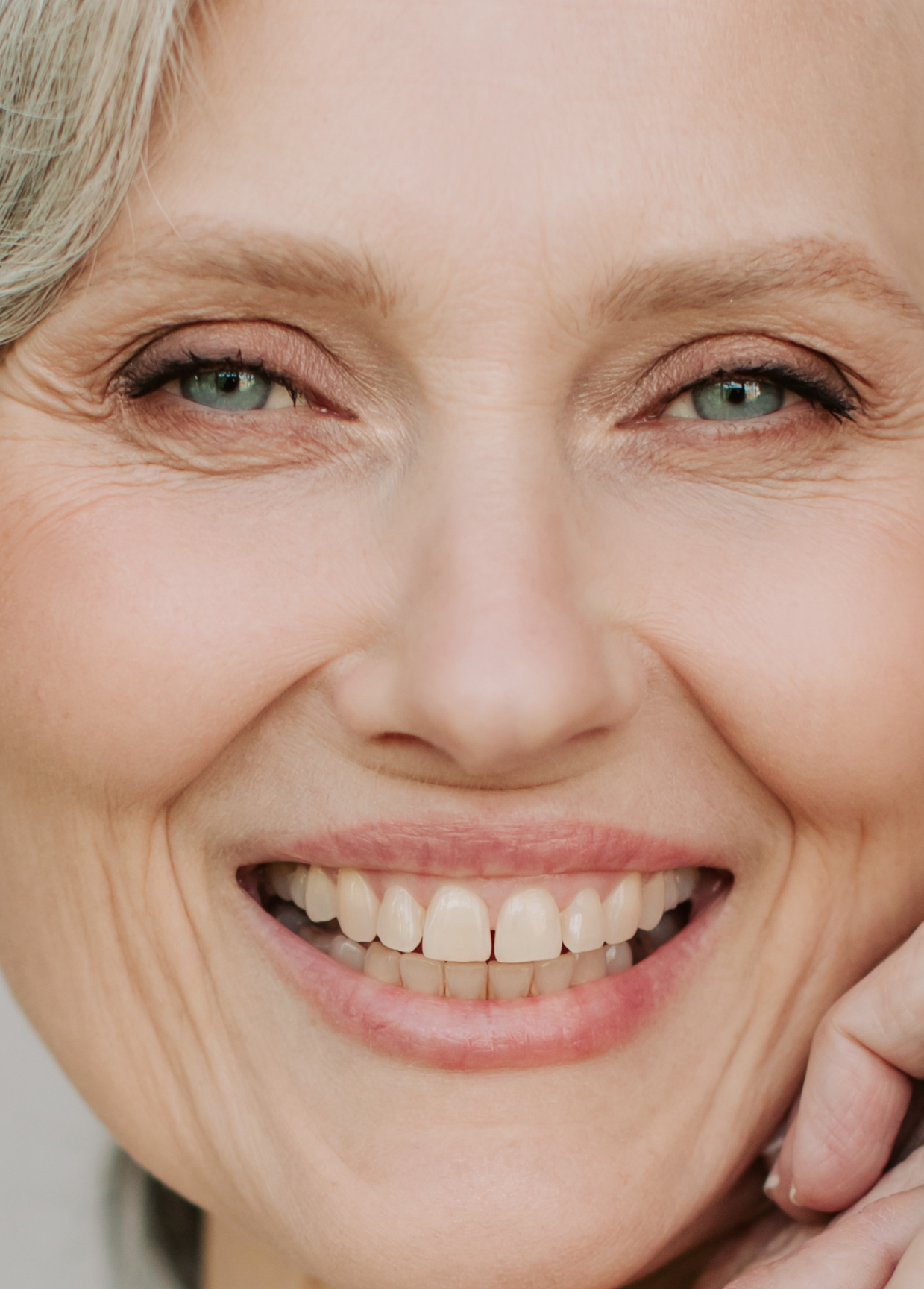 femme maquillée avec fond de teint peau claire 