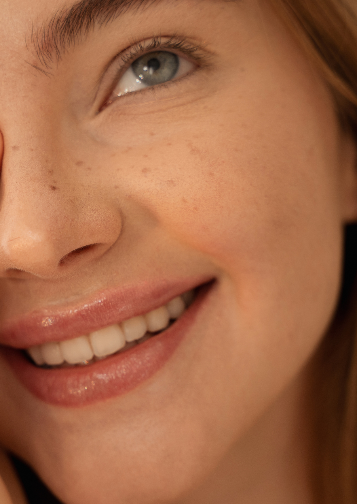 femme maquillée avec fond de teint peau claire 