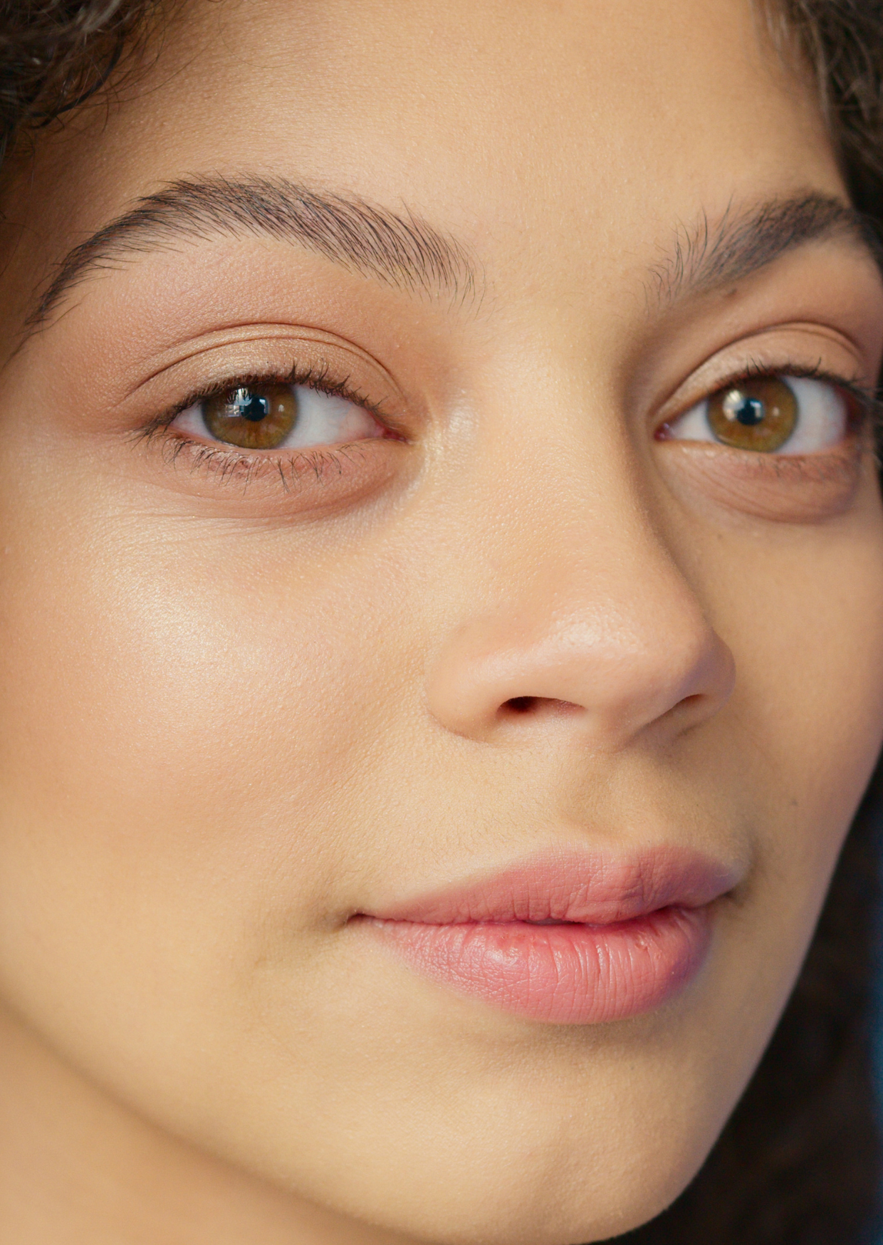 femme maquillée avec fond de teint peau moyenne