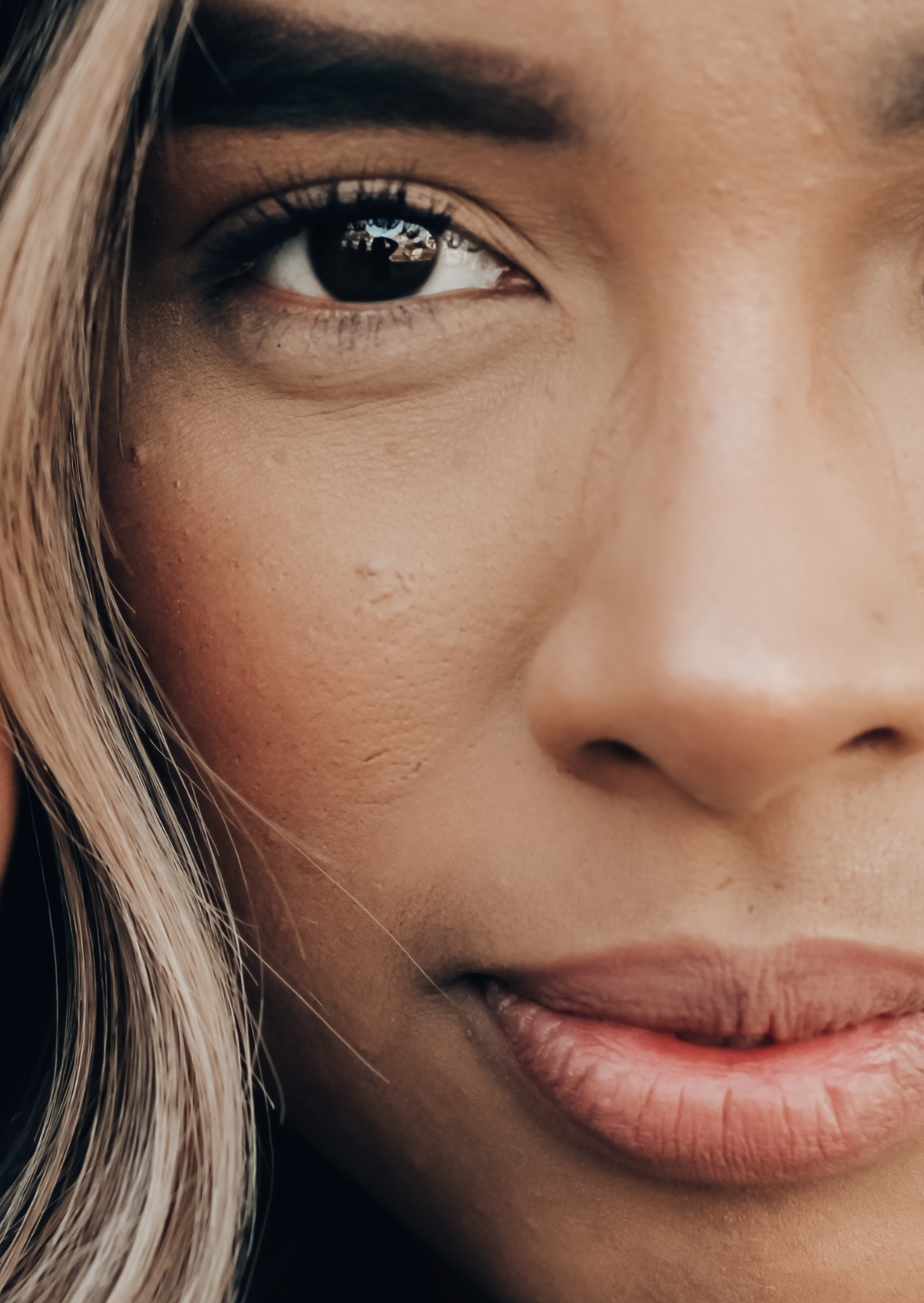 femme maquillée avec fond de teint peau foncé