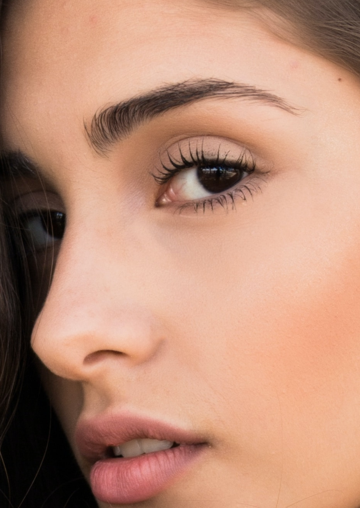 femme maquillée avec fond de teint peau moyenne  