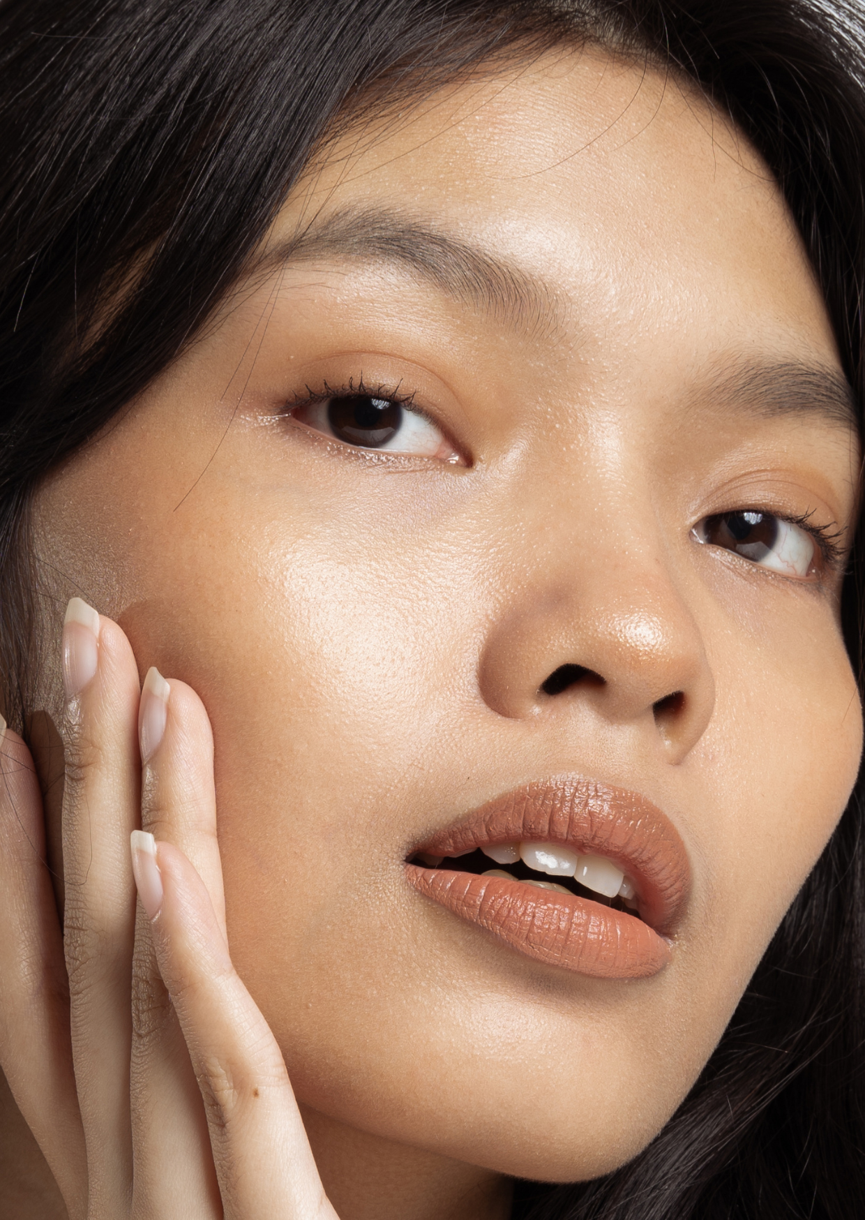 femme maquillée avec fond de teint peau moyenne 